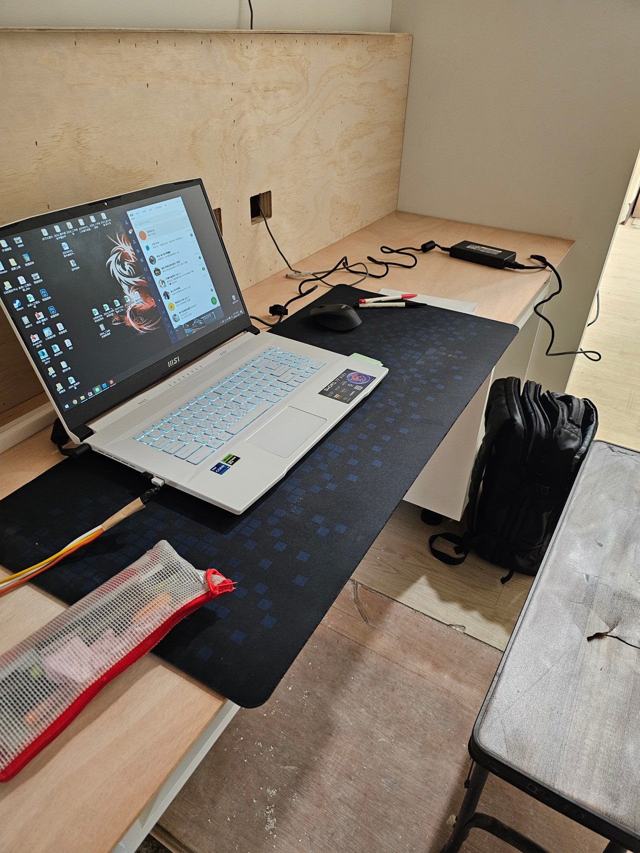 設計師帶電腦在工地現場辦公駐點